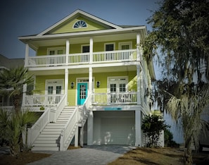 Luxury, well-furnished 5 bedroom/4 bath home on the Marsh sleeps up to 15 guests