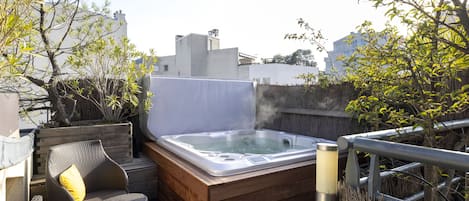 Outdoor spa tub