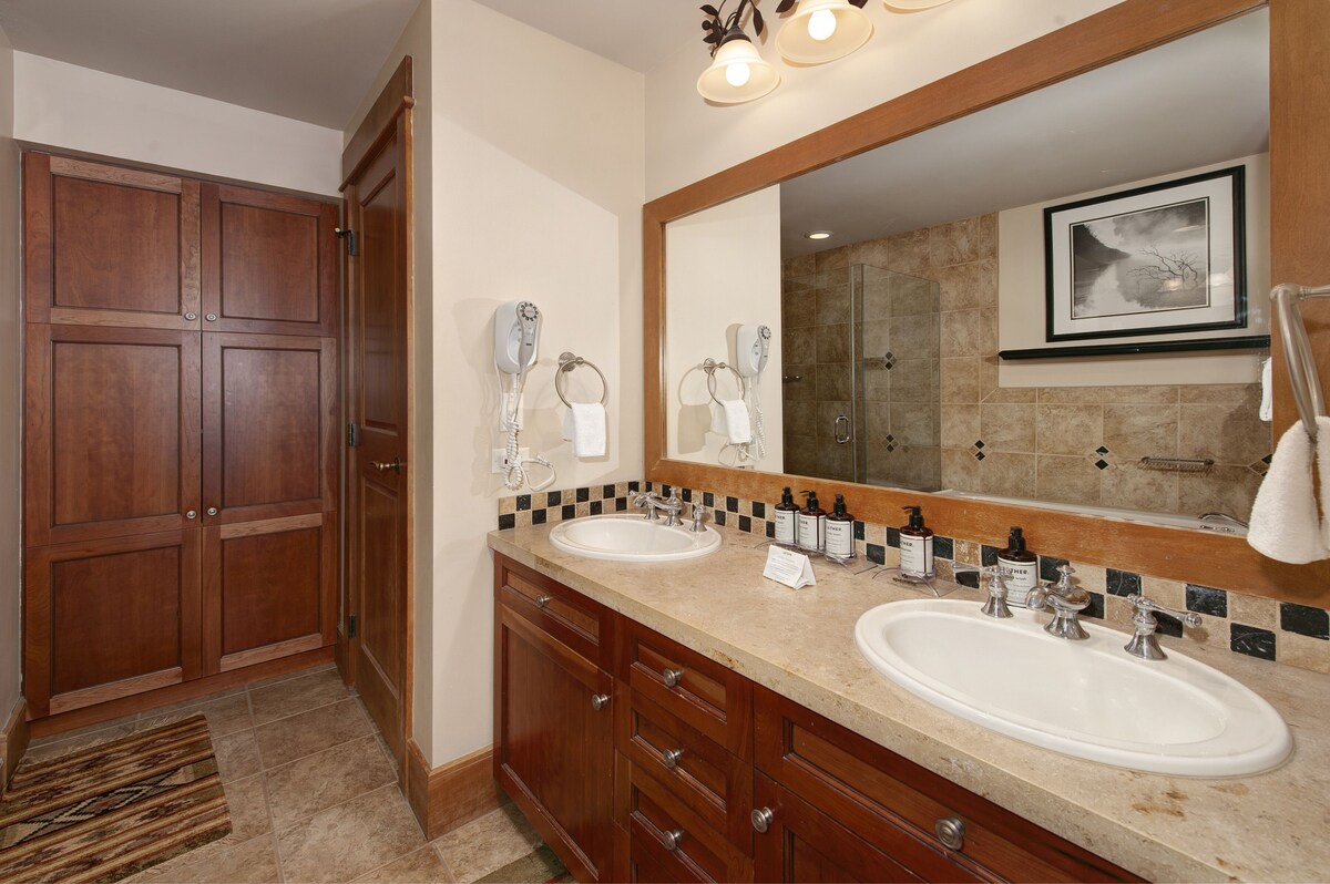 Ski-In/Ski-Out 2BR/3BA Condo with Mountain Views!