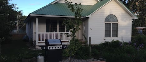 Welcome! BBQ patio with view of Iconic Dancing Lady Mountain behind us!