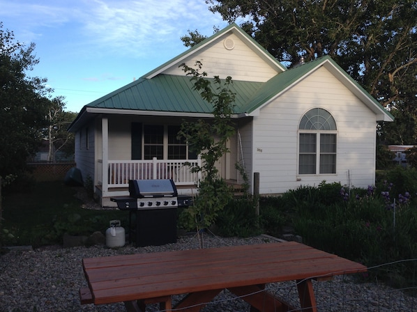 Welcome! BBQ patio with view of Iconic Dancing Lady Mountain behind us!