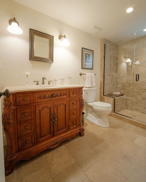 ⭐️ Five Star private bathroom.
"Best VRBO bathroom ever" Beth from Dallas. 