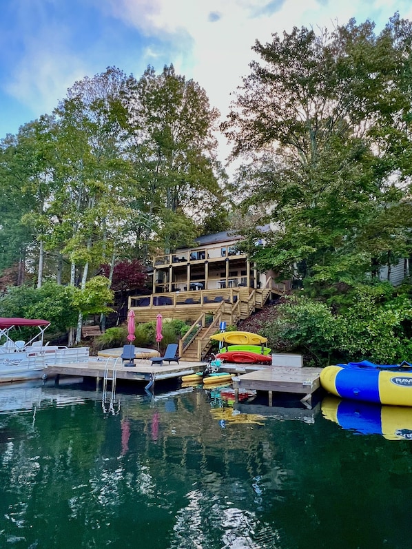 120 FT LAKEFRONT, 3 new DECK levels, HOT TUB, TRAMPOLINE, H2O TOYS, RENT PONTOON