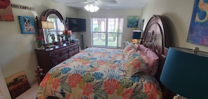 king bed 1 bedroom  2 smart TV on garden courtyards & hot tub