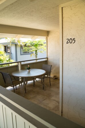 Front lanai private entrance