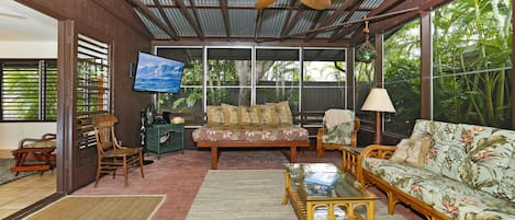 Welcome to your beach cottage. Large 55' inch flat screen to watch football!