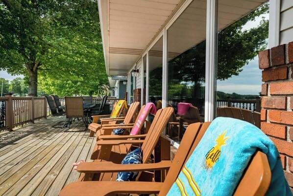 [Deck] Wrap around deck with alfresco dining & lake views