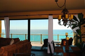 Breathtaking ocean views from the fully-equipped kitchen!