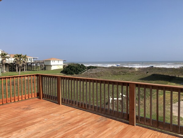 Awesome Deck Views with nice breezes!