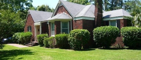 Front of 'Paula Deen House'