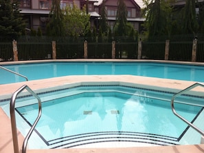 Large Heated Outdoor  Pool and Hot Tub. Open until 10pm. 