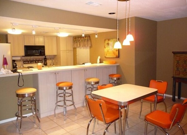 Dining/Breakfast Area, Table & Bar Stools