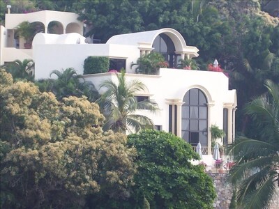 Fabulous villa, views of Ocean, Bay & Mountains from every angle