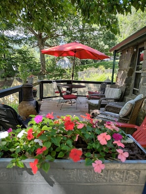 WRAP AROUND DECK with Chiminea FIREPLACE and Peaceful CLOSE MOUNTAIN VIEWS.