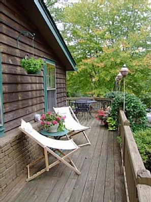 WRAP AROUND DECK with table for 4-6.  Nice LEAF SEASON VIEWS of Nearby Mountains