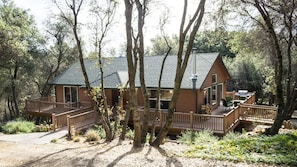 Cozy 2 bed 2 bath cabin conveniently located near Yosemite and Bass Lake.