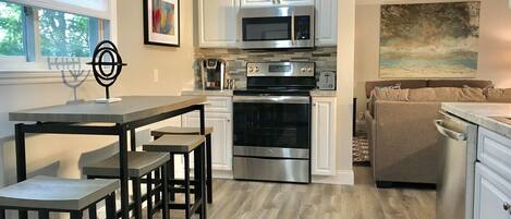 Beautiful kitchen, fully stocked!