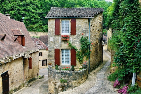 Picturesque Petite Maison in the village of Beynac France