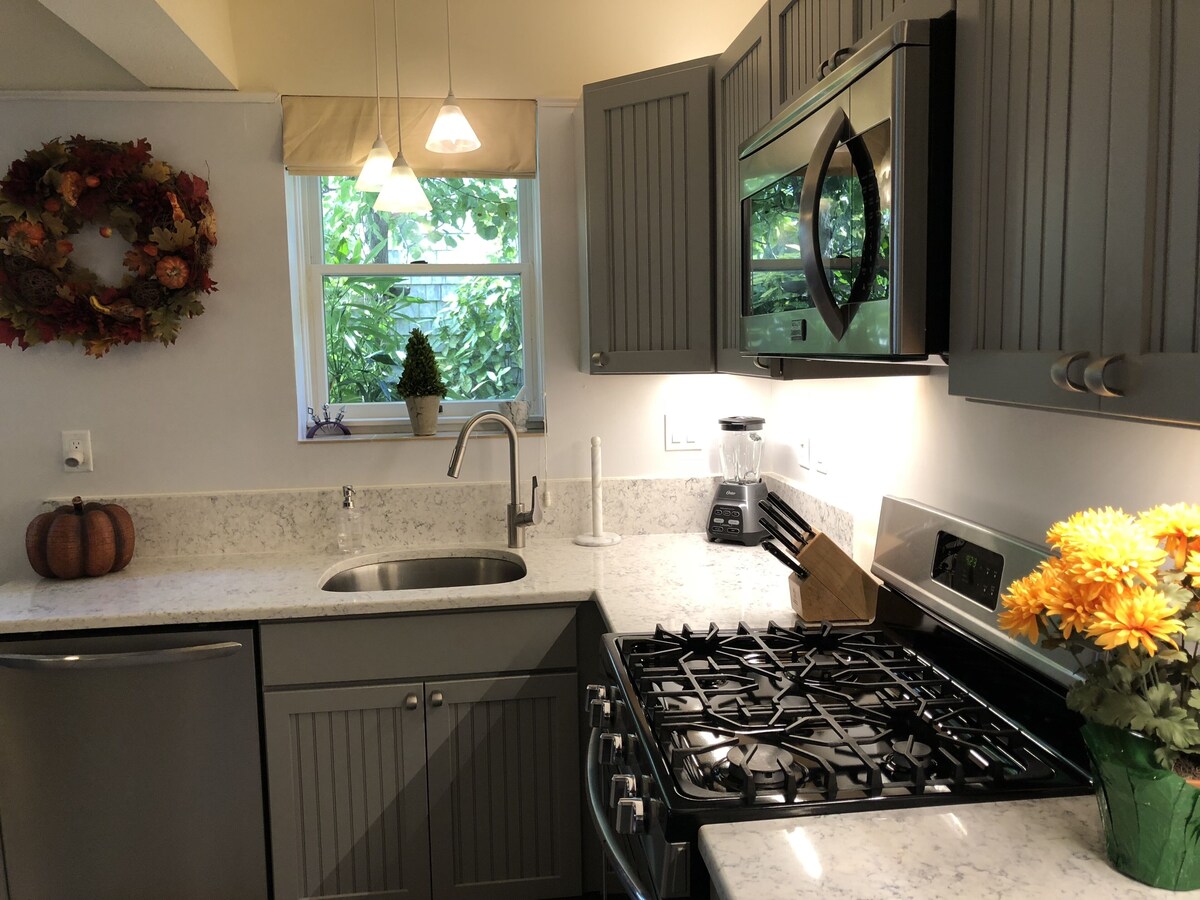 Best Patio on Commercial-Tropical Garden-Prime Location