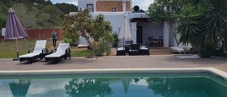 piscina y terraza