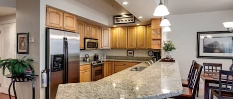 Stainless appliances, granite countertops