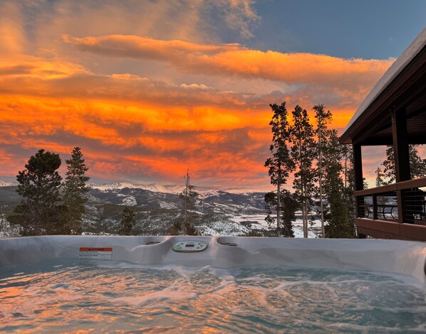 Enjoy expansive beautiful sunsets of the mountain peaks and Fraser River valley!