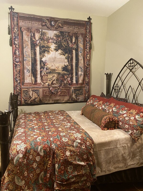 Crown Room - Queen Size Bed