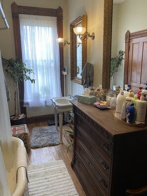 Crown Room Hall Bathroom