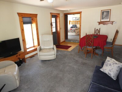 Bayside Cottage - LARGE FAMILY HOME JUST A SHORT WALK FROM DOWNTOWN!