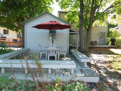 Bayside Cottage - LARGE FAMILY HOME JUST A SHORT WALK FROM DOWNTOWN!