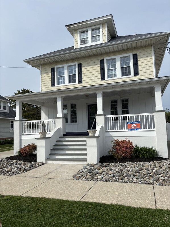 View of home with left and right side driveways ( parking for 8 cars)