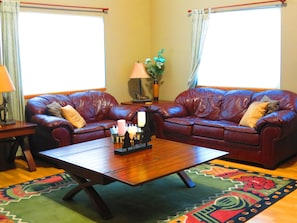 SPACIOUS LIVING ROOM WITH LEATHER FURNITURE SET