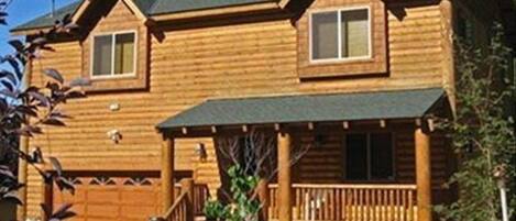 Front View - Moonridge, Big Bear Luxury Cabin - steps from Bear Mountain