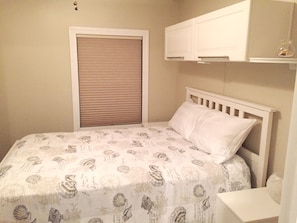 1st bedroom- full bed
