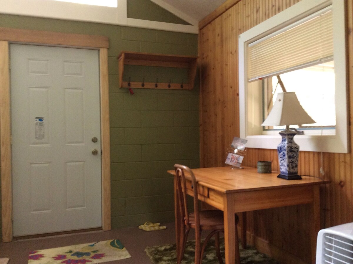 Cabin, private, woods, trails, 2000 Acre Duck Lake, kayaking, concerts