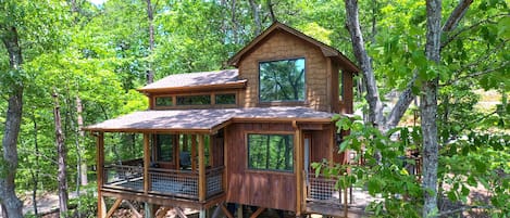 Welcome to Canopy Blue Treehouse!