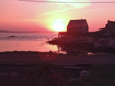 Oceanside Cottage, Spectacular Sunsets, near Peggy's Cove