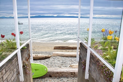 Beachfront House In Sechelt