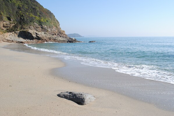 Beautiful Pentewan beach, 2 minute stroll away!