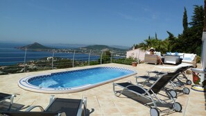 Very well equipped terrace on the south side!