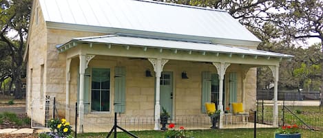 New cottage that feels 100 years old! Private and woodsy!