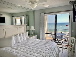 MASTER BEDROOM 
DIRECT BEACHFRFRONT VIEW