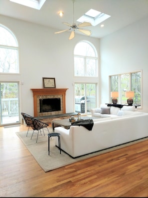 Living Room with fireplace