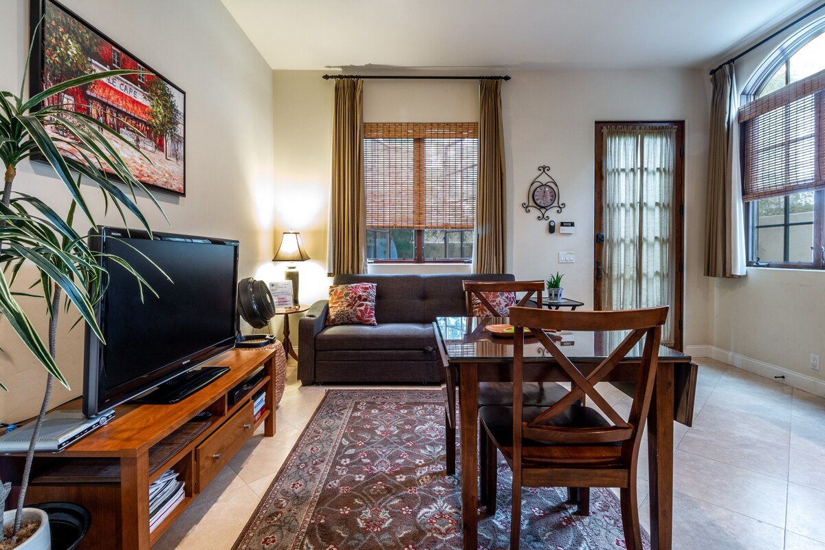 Charming, Elegant, Luxury, Walk to Moonlight Beach & Downtown