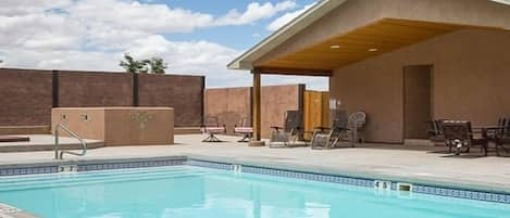 Shared HOA pool, hot tub & pool house. 2 minutes walk from the house!