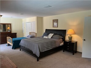 Master BR-King & Twin, en suite bath w walk-in shower, sliders open to pool,HDTV