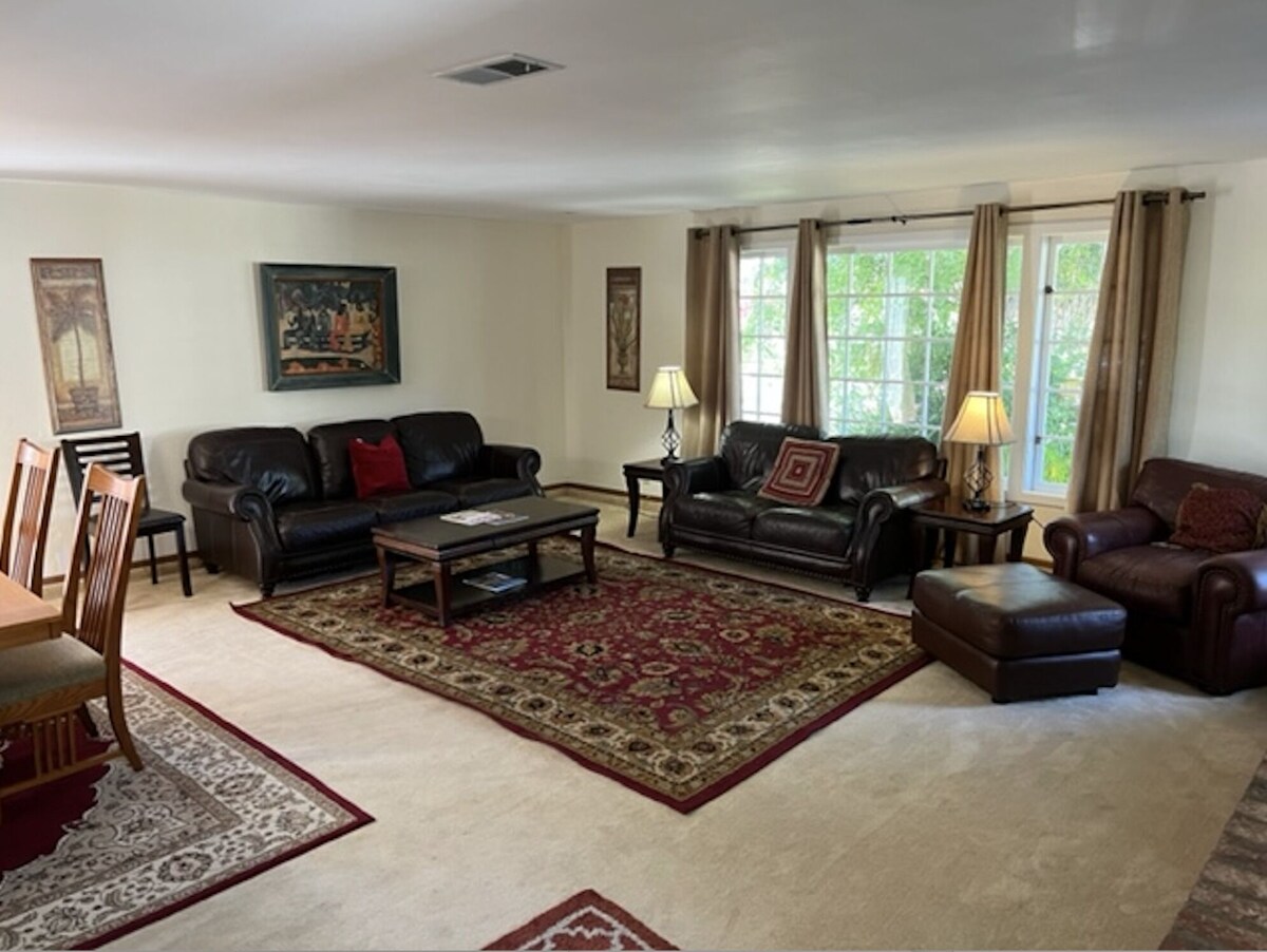 Santa Barbara 4BR 2BA, Pool, Hot Tub, Beaches,Wineries, Sleep 10+, Best Value!