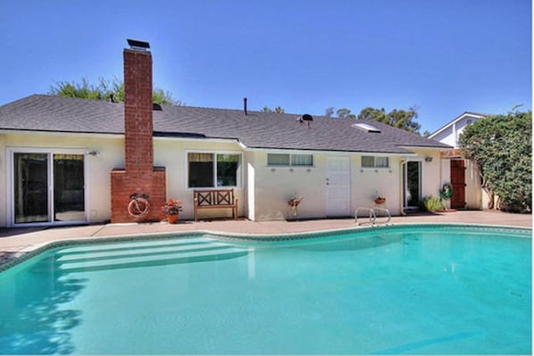 Private Pool, towels provided