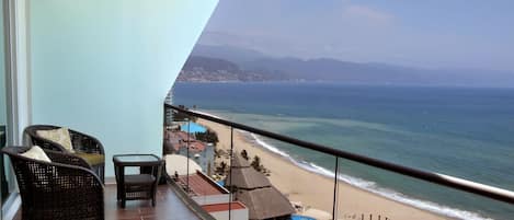Peaceful ocean setting with corner balcony; Ajuste océano con balcón de esquina