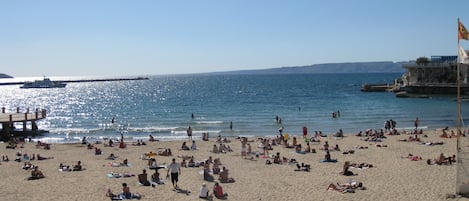 The beach of the Catalans to take a dive